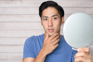 手鏡を持つ男性