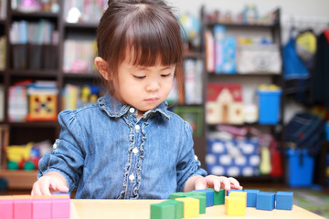 積み木で遊ぶ幼児(3歳児)