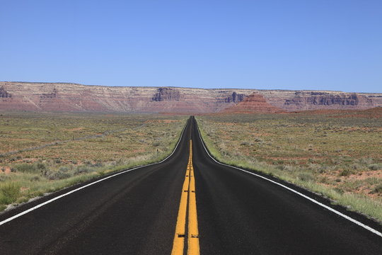 ユタ州の州道261号線のモキ・ダグウェイに続く道路