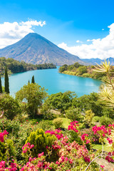 Obrazy  Piękna zatoka jeziora Atitlan z widokiem na wulkan San Pedro na wyżynach Gwatemali, Ameryka Środkowa