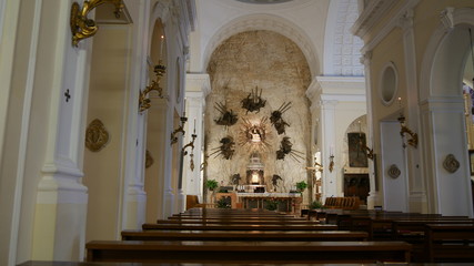 Interni e altare del santuario italiano Madonna della Corona in Trentino Alto Adige