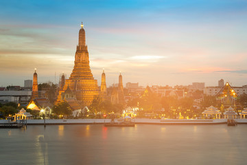 Naklejka premium Bangkok Tajlandia punkt zwrotny o nazwie Arun Temple, przód rzeki podczas zachodu słońca