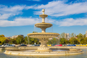 Fototapeta na wymiar Central fountain in Bucharest