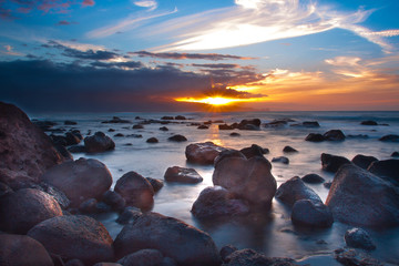 Obraz premium Calm beach watching sunset 