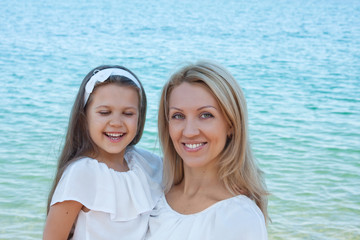 Fototapeta na wymiar Mom and daughter on the beach