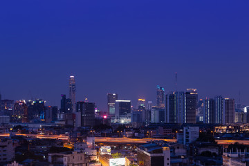 Obraz premium Bangkok, Tajlandia - 21 maja 2017: Pejzaż dzielnicy biznesowej z wieżowca.