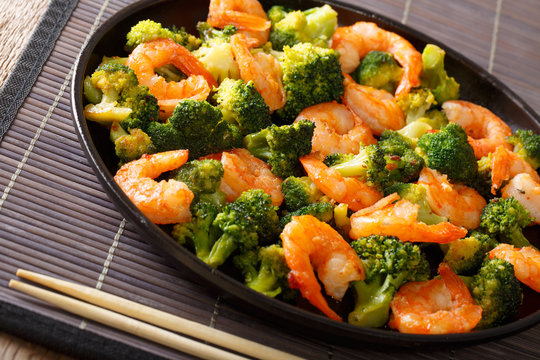 Dietary meal: shrimp with broccoli closeup. horizontal