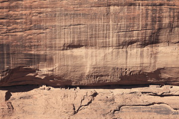 キャニオン・デ・シェイ国定公園のフェイス・ロック・オーバールックから望む断崖住居