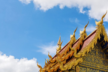Decorating the roof of the temple with the Buddhist style