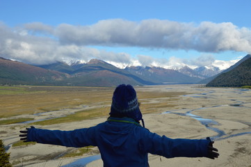 Mujer viendo el parque nacional de Arthur Pass