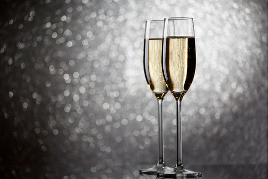 New Year's picture of two wine glasses with sparkling champagne