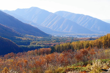 紅葉の山並み　会津　秋