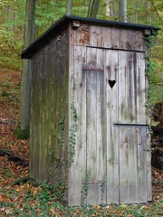 Toilettenhäuschen auf einem privaten Waldgrundstück