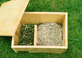Do it yourself hedgehog shelter with open roof and hay – straight view from above