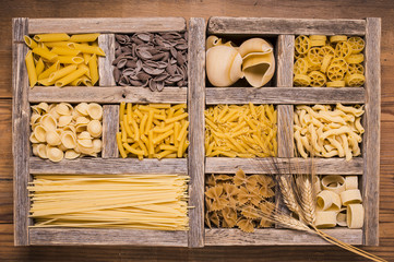 vari tipi di pasta mista italiana