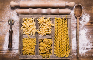 pasta mista su fondo legno 