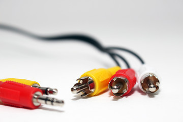 Cinch Kabel auf weißem Hintergrund