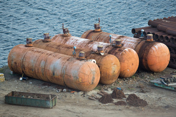 Alte rostige Tanks im Hafen