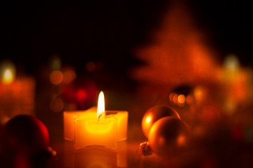 Weihnachtliche Dekoration mit Kerze 