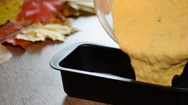 To cook pumpkin bread. Pour the batter into the pan.