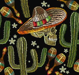 Behang Doodshoofd met bloemen Borduurwerk Mexicaanse cultuur naadloze patroon. Menselijke schedel, sombrero, maracas, cactus. Klassieke etnische borduurwerken kull in sombrero, dag van het dode kunstpatroon. Kledingsjabloon, t-shirtontwerp