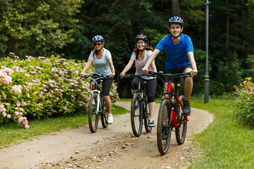 Fototapeta premium Healthy lifestyle - people riding bicycles in city park