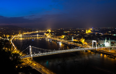 Fototapeta na wymiar The famous Chain Bridge at night in Budapest, Hungary
