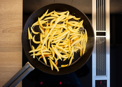 Schupfnudeln braten in Pfanne aus Gu&szlig;eisen auf Induktionsherd