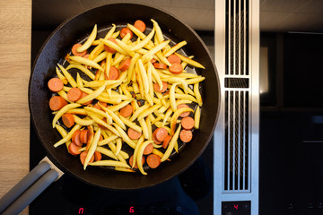 Draufsicht Schupnueln braten in Pfanne aus Gußeisen