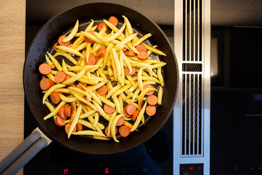 Draufsicht Schupnueln braten in Pfanne aus Gu&szlig;eisen