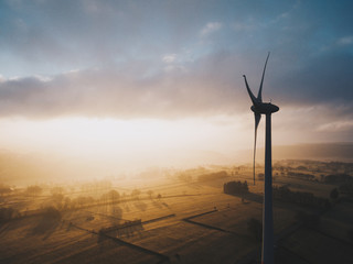 Une éolienne et un levé de soleil