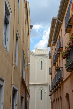 Old buildings on corner Marca and Peralada streets,