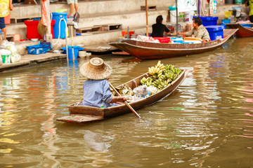 Fototapeta na wymiar Damnoen Saduak floating market in Ratchaburi near Bangkok, Thailand
