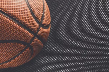 Foto op Plexiglas Oude basketbalbal op zwarte achtergrondexemplaar space © Prostock-studio