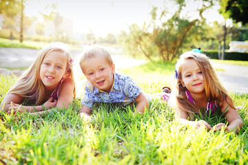 niños jugando parque