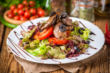 Chicken liver salad with black currants
