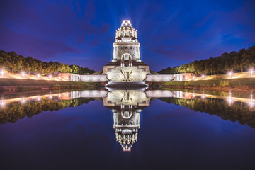 Völkerschlachtdenkmal zu Leipzig bei Nacht mit Spiegelung