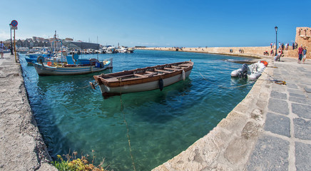 Fototapeta premium Fischerboote im alten Venezianischen Hafen von Chania, Kreta