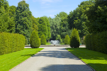 Fototapeta na wymiar Schlosspark der Herrenhäuser Gärten, (kleiner Springbrunnen)