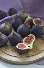 Ripe figs on a round wooden Board
