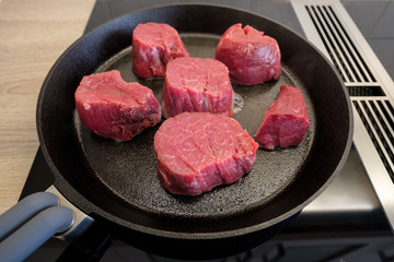 Rohes Rinderfilet anbraten in Bratpfanne auf Herd