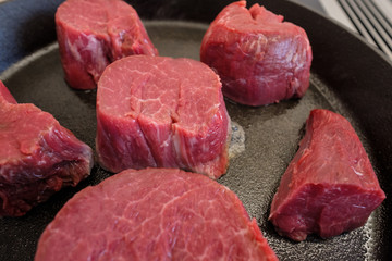Rindfleisch Filet in Bratpfanne aus Gußeisen