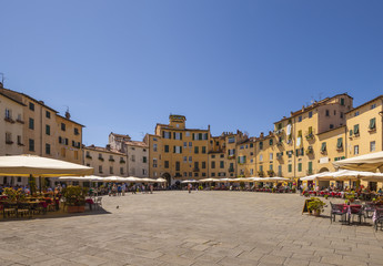 Fototapeta na wymiar Lucca, piazza anfiteatro.