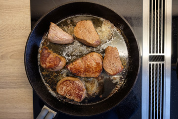 Draufsicht Rindfleisch braten in Bratpfanne aus Gußeisen