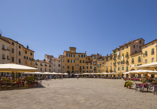 Lucca, piazza anfiteatro.