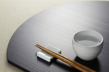 お盆とお箸と日本酒