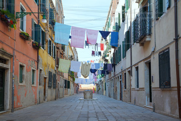 Fototapeta na wymiar Wohnhäuser in Venedig, Italien