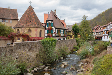 Fototapeta na wymiar Rue et ruisseau de Kaysersberg