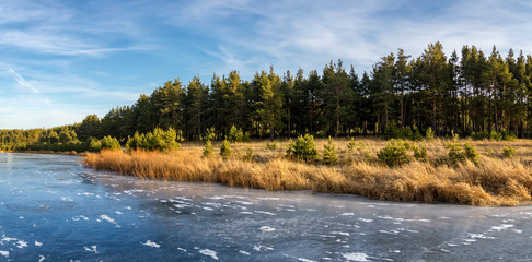 осенний пейзаж на замерзшей реке с деревьями на берегу, Россия, Урал © 7ynp100