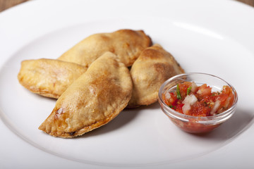 hausgemachte Empanadas mit salsa